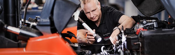Service Techniker bei der Arbeit