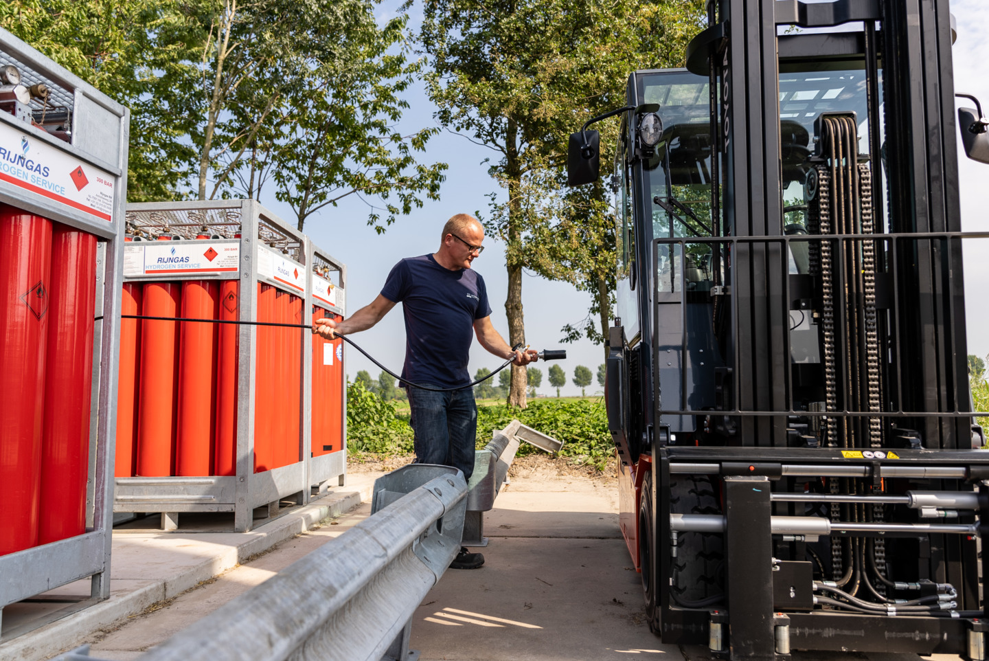 driver refuelling hydrogen in a fuel cell Traigo